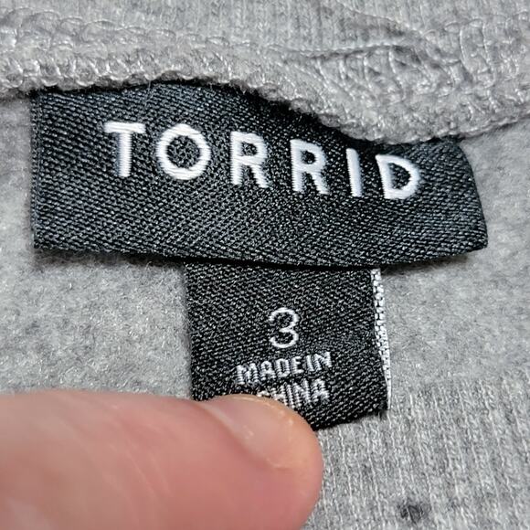 Torrid LS Grey Sweatshirt Paint Splatter Skull - Size 3 - Picture 4 of 6